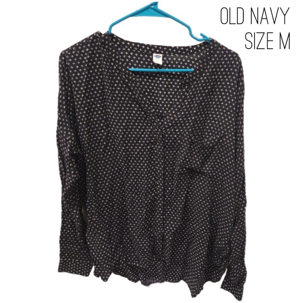 Old Navy long sleeve Blouse. Back and white pattern. Size M